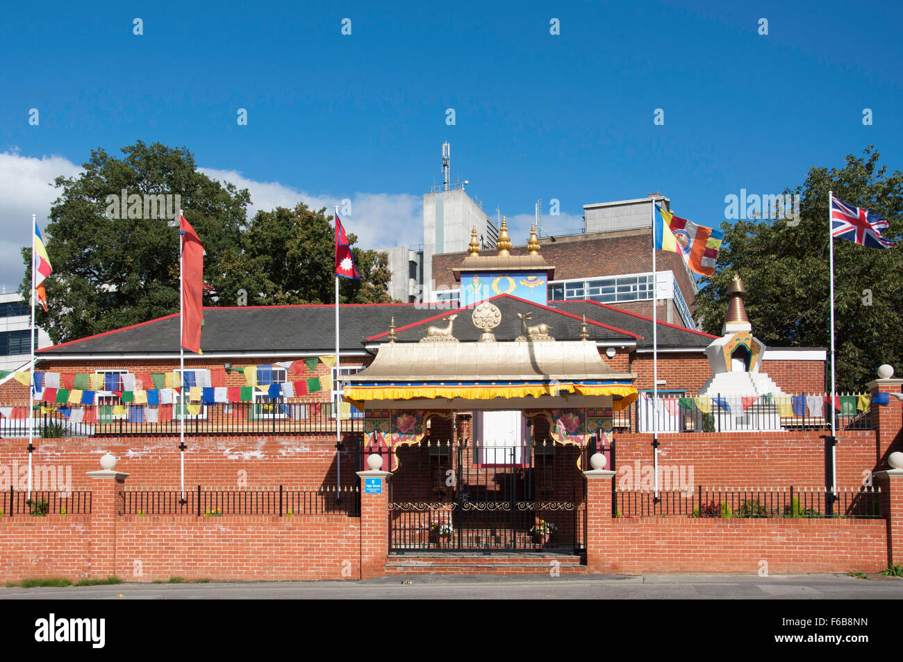 Comunità buddista centro, High Street, Aldershot, Hampshire, Inghilterra, Regno Unito Foto Stock