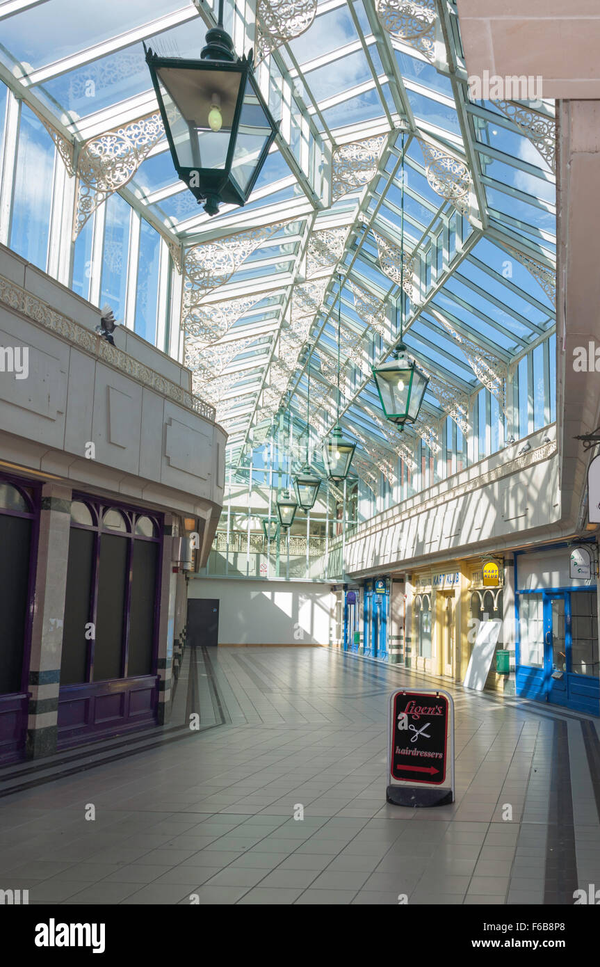 Interno della galleria shopping center, Wellington Street, Aldershot, Hampshire, Inghilterra, Regno Unito Foto Stock