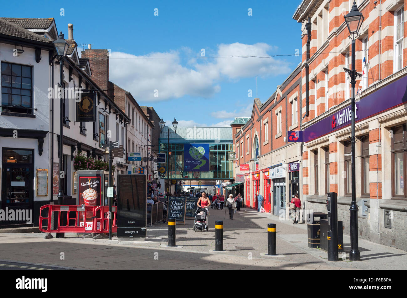 Area pedonale Wellington Street, Aldershot, Hampshire, Inghilterra, Regno Unito Foto Stock