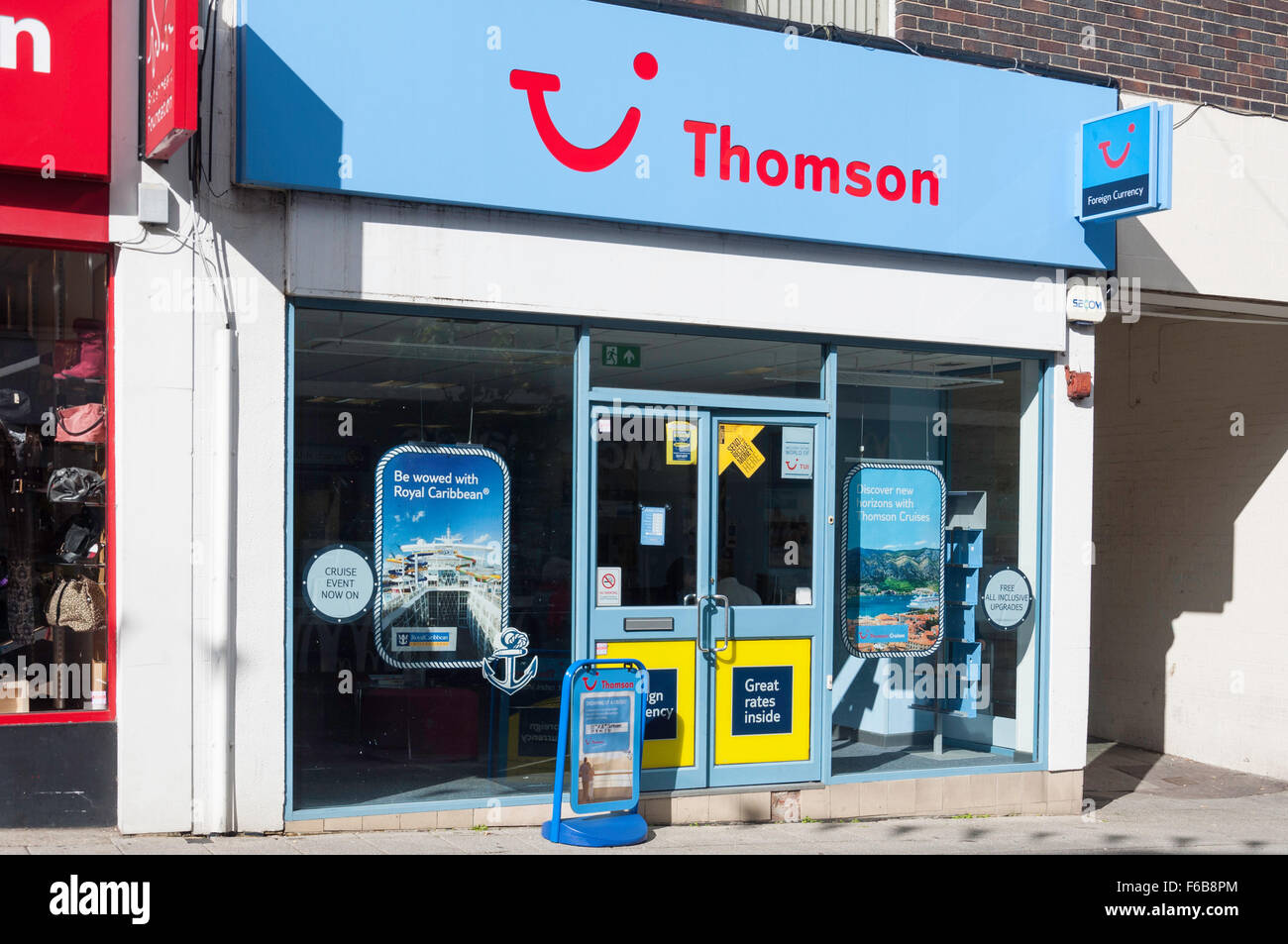 Thomson Holidays Travel Agents, Union Street, Aldershot, Hampshire, Inghilterra, Regno Unito Foto Stock