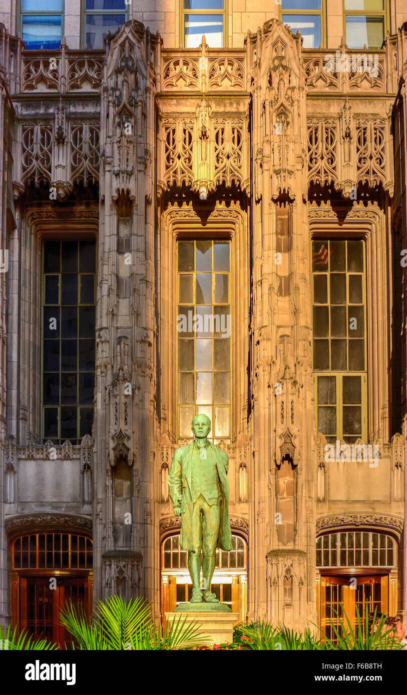 Nathan Hale statua in Chicago dalle tribune Tower. Egli era un soldato per l'esercito continentale durante la Rivoluzione Americana Foto Stock