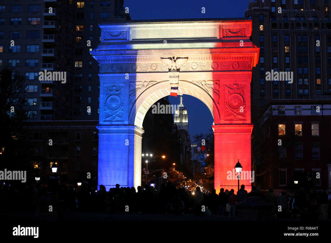 L'Arco di Washington a Washington Square Park illuminato nella solidarietà w il francese dopo i recenti attacchi terroristici a Parigi. New York, NY. Novembre 15, 2015 Foto Stock