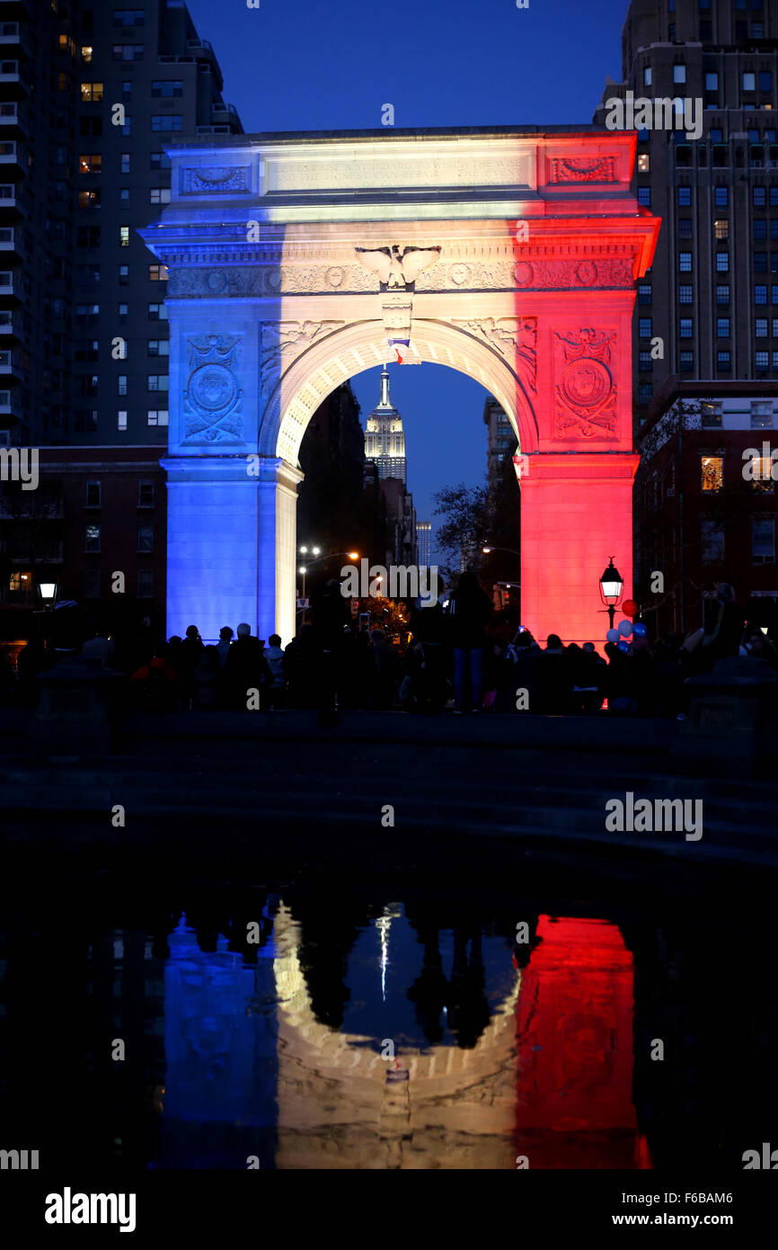 Il Washingon Arch in New York illuminato in solidarietà con il francese dopo il 2015 attacchi Foto Stock