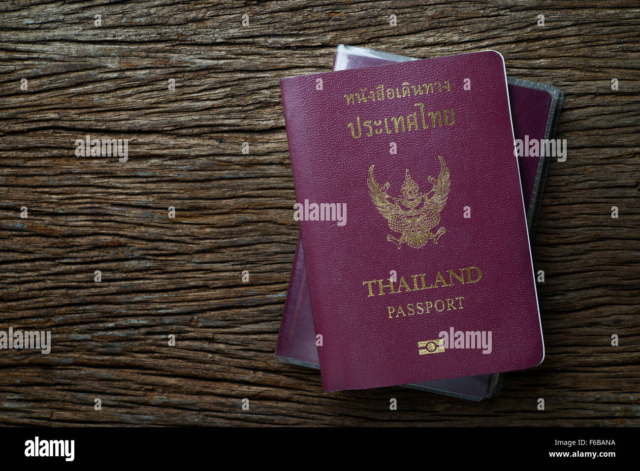 Thailandia passaporto sul tavolo di legno Foto Stock