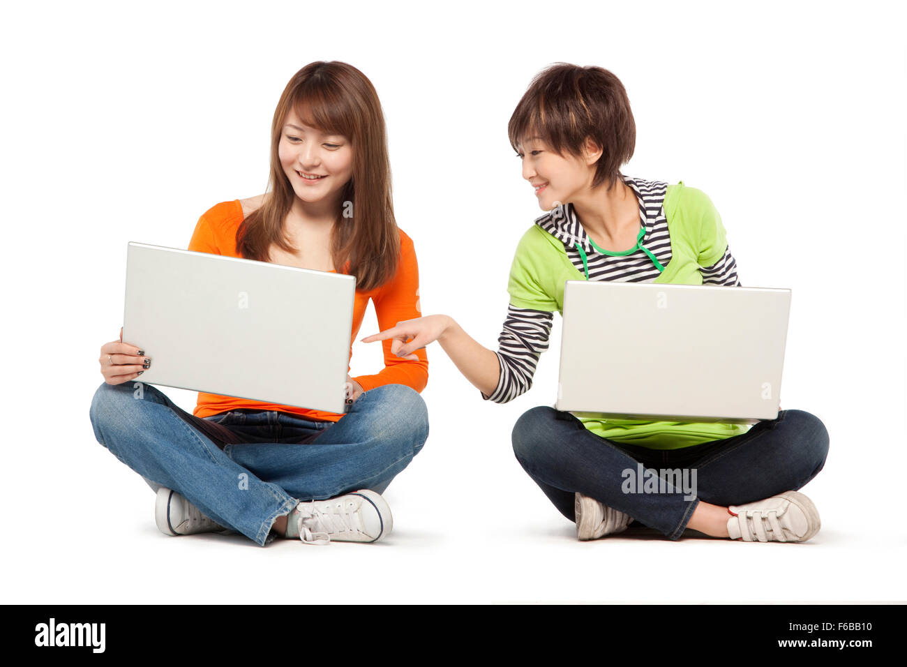 Due amici utilizzando computer portatili Foto Stock