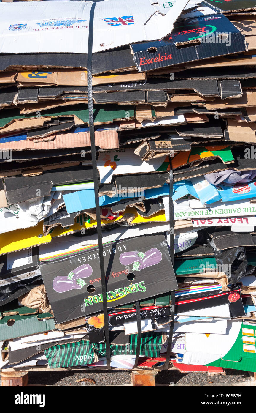 Pila di cartone per il riciclaggio, Strood al mercato del sabato, strada commerciale, Strood, Kent, England, Regno Unito Foto Stock
