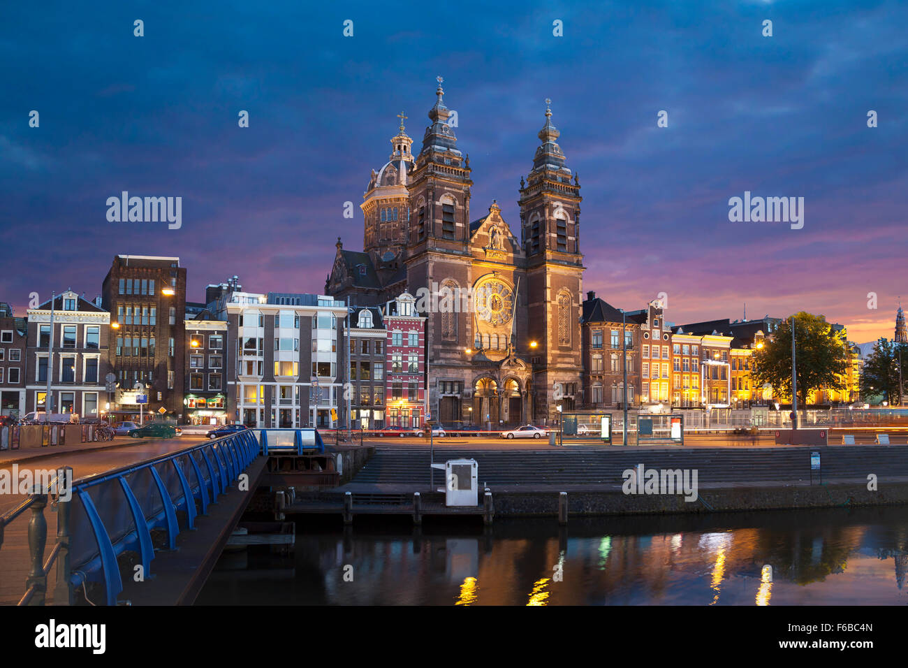 Sera vista sulla chiesa di San Nicola in Amsterdam, Paesi Bassi Foto Stock