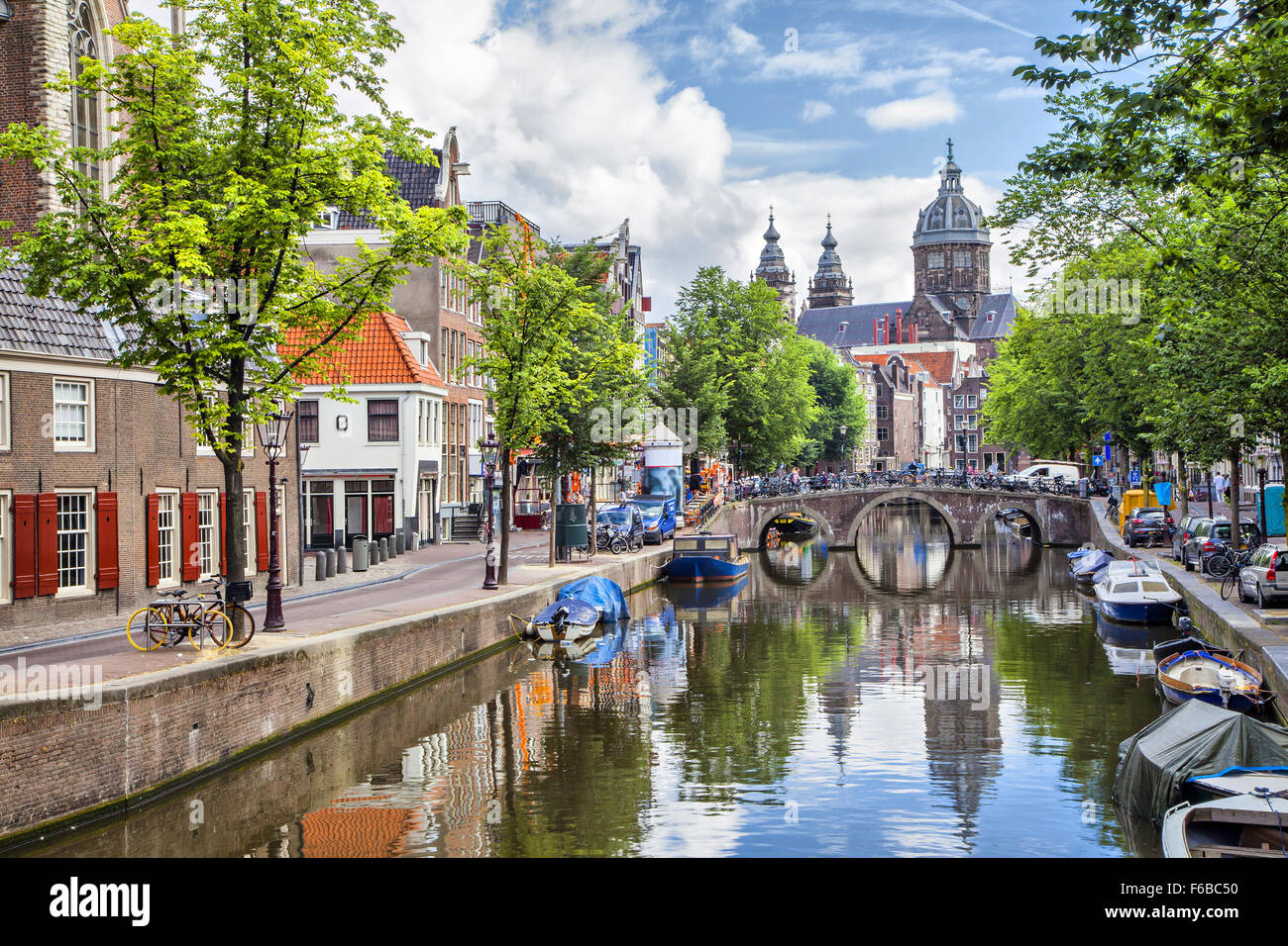 Canal e la chiesa di San Nicola in Amsterdam, Paesi Bassi Foto Stock