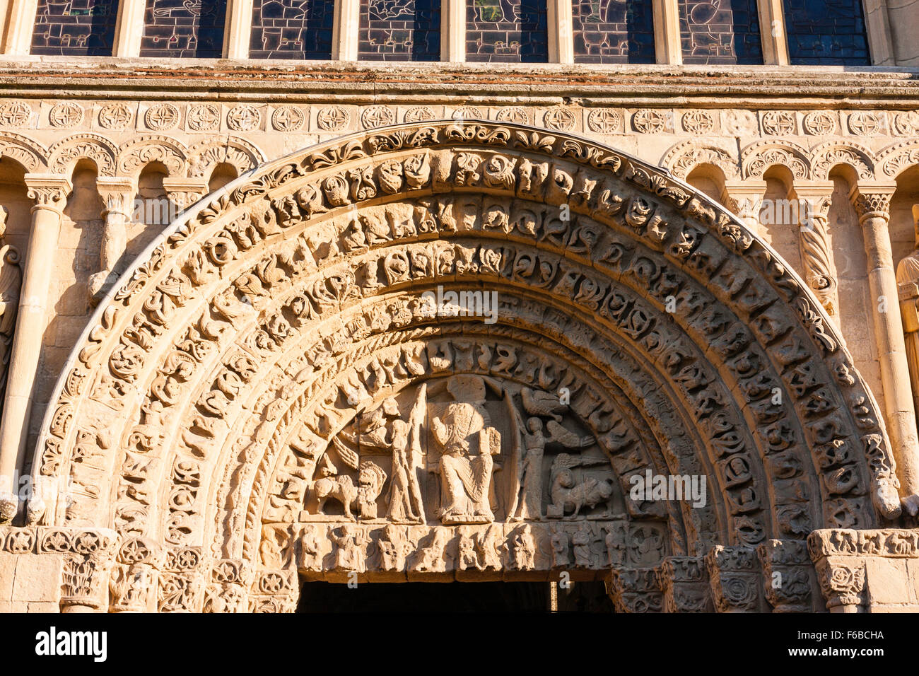 Inghilterra, Rochester Cattedrale normanna. La grande porta occidentale con timpano romanica scultura sopra la porta in semi arco circolare. Foto Stock