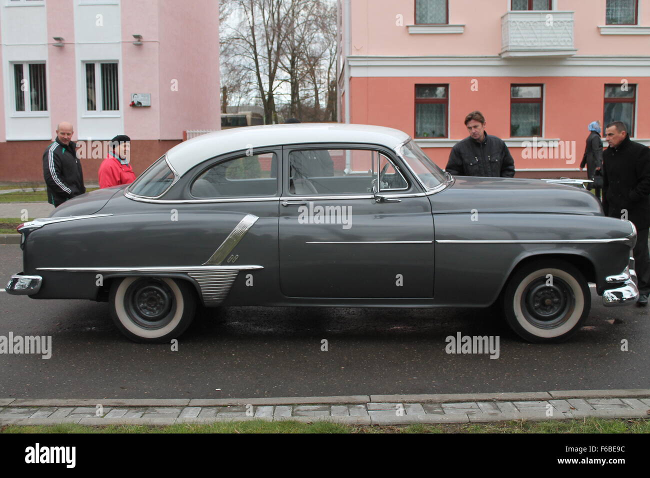 Grigio auto elegante marchio "Volga'(GAZ) sulla mostra di retro automatica , Novembre, 13, 2015, Vileyka, Bielorussia Foto Stock