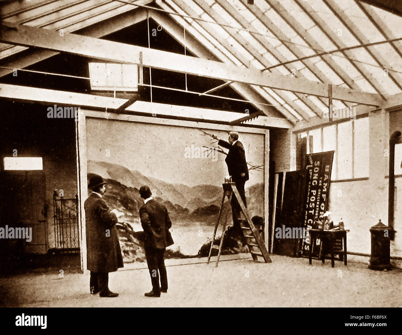 James Bamforth dipinto uno sfondo a Bamforth's Studio in Sheffield - inizio novecento Foto Stock