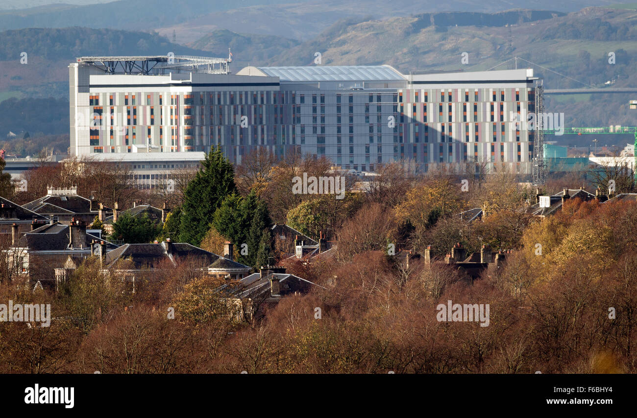 Glasgow, Scotland, Regno Unito. 13 Novembre, 2015. La neve copre le colline sopra la nuova Queen Elizabeth University Hospital di Glasgow . Foto Stock