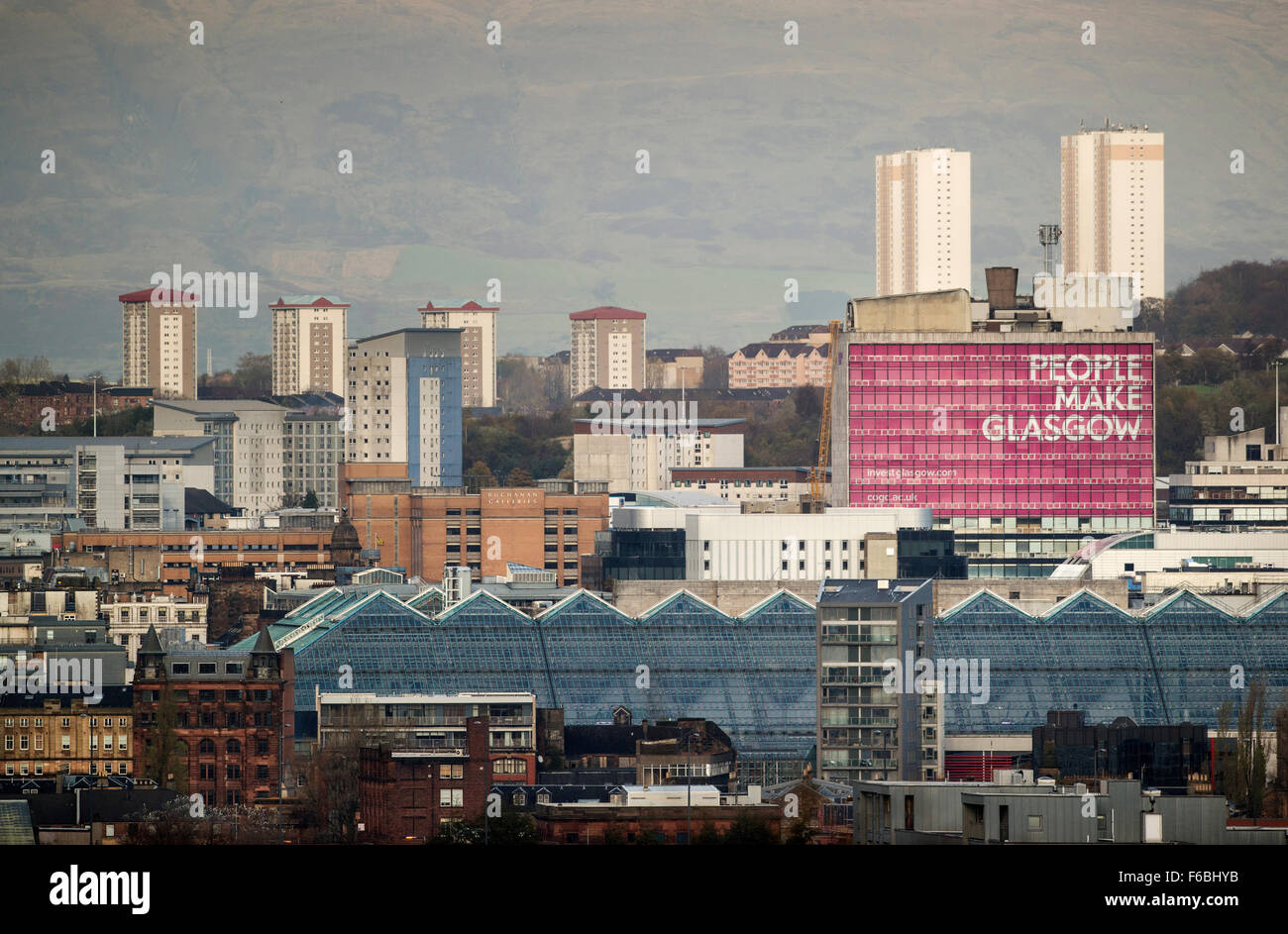 Skyline di Glasgow, con il logo 'People Make Glasgow' sul lato della Met Tower .FKA (City of Glasgow College) Foto Stock