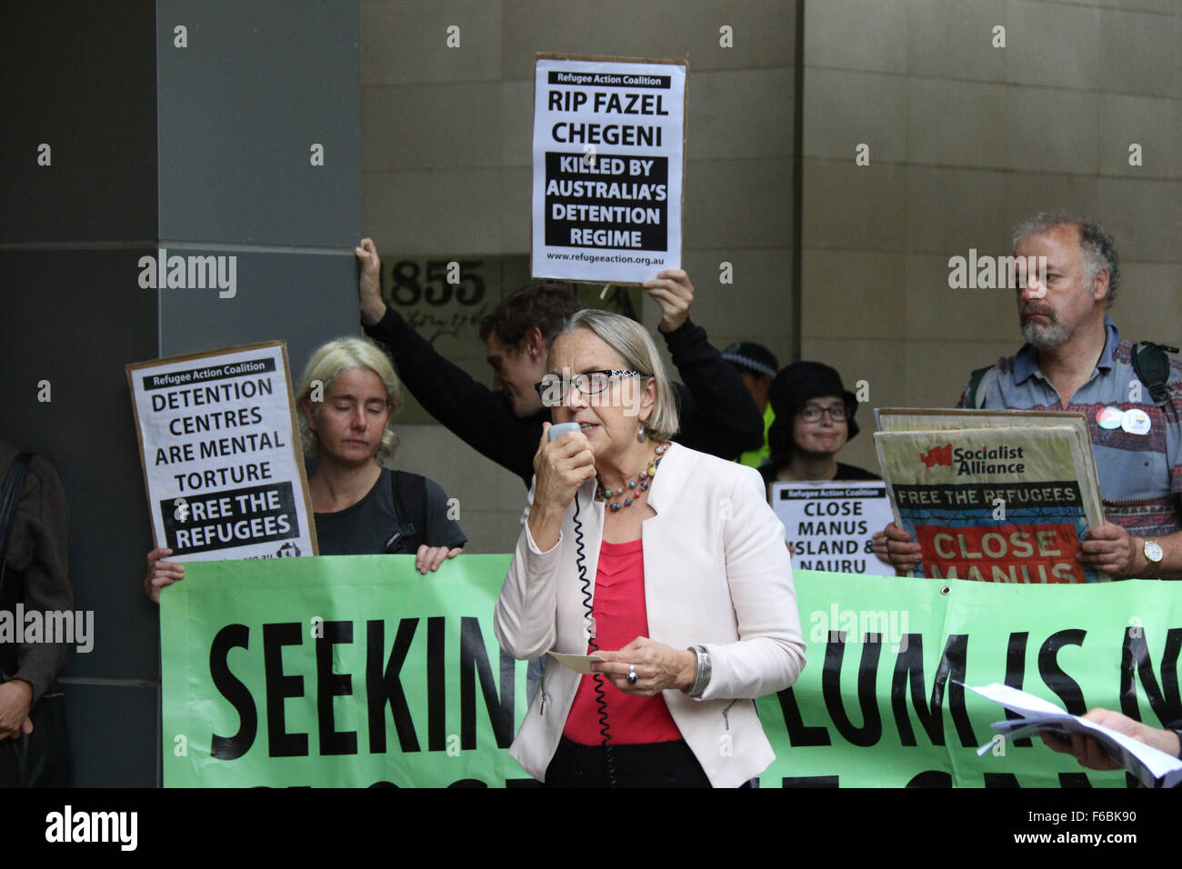 Rally per iraniano di profughi curdi, Fazel Chegen a Sydney, in Australia. Nella foto parlando: Senatore Lee Rhiannon. Il 13 novembre 2015. Foto Stock