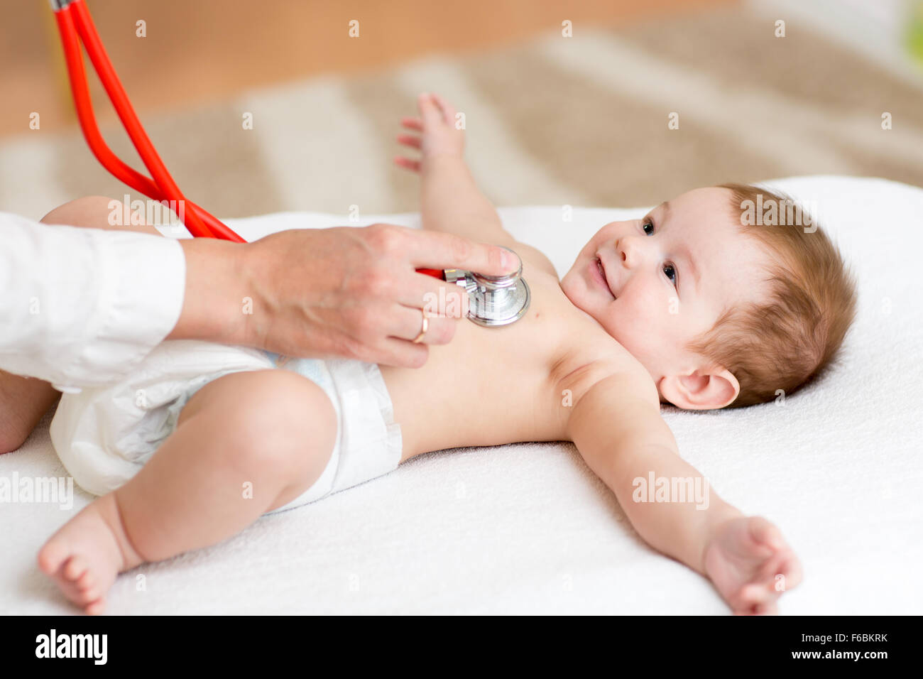 Baby avere un battito cardiaco controllato dal medico pédiatre Foto Stock