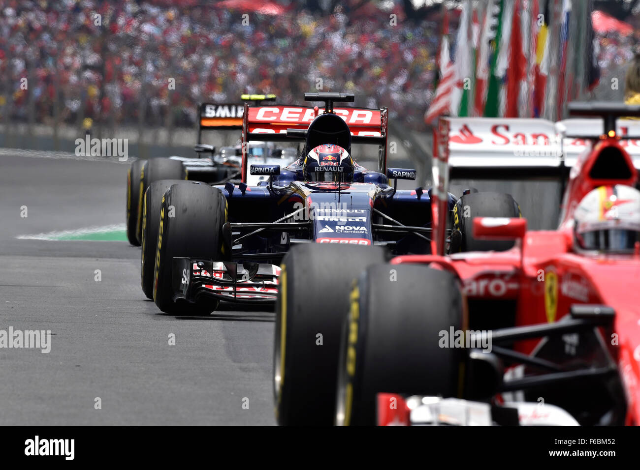Il Brasile. 15 Novembre, 2015. Motorsports: FIA Formula One World Championship 2015, il Gran Premio del Brasile, #55 Carlos Sainz Junior (ESP, la Scuderia Toro Rosso), Credit: dpa picture alliance/Alamy Live News Foto Stock
