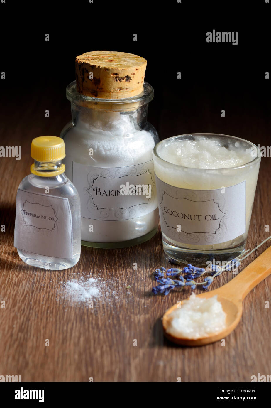 In casa deodorante realizzato da olio di noce di cocco, bicarbonato di  sodio e olio di menta piperita Foto stock - Alamy
