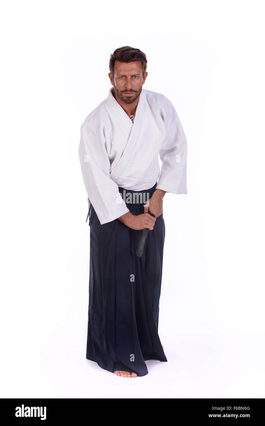 Aikido master pronto per disegnare la spada Foto Stock