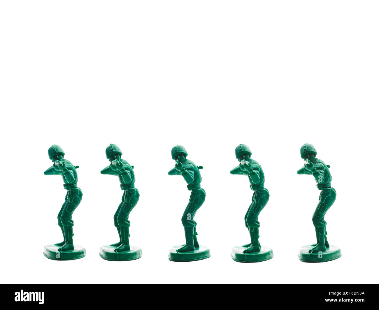 Molti soldati di plastica in fila, sfondo bianco Foto Stock