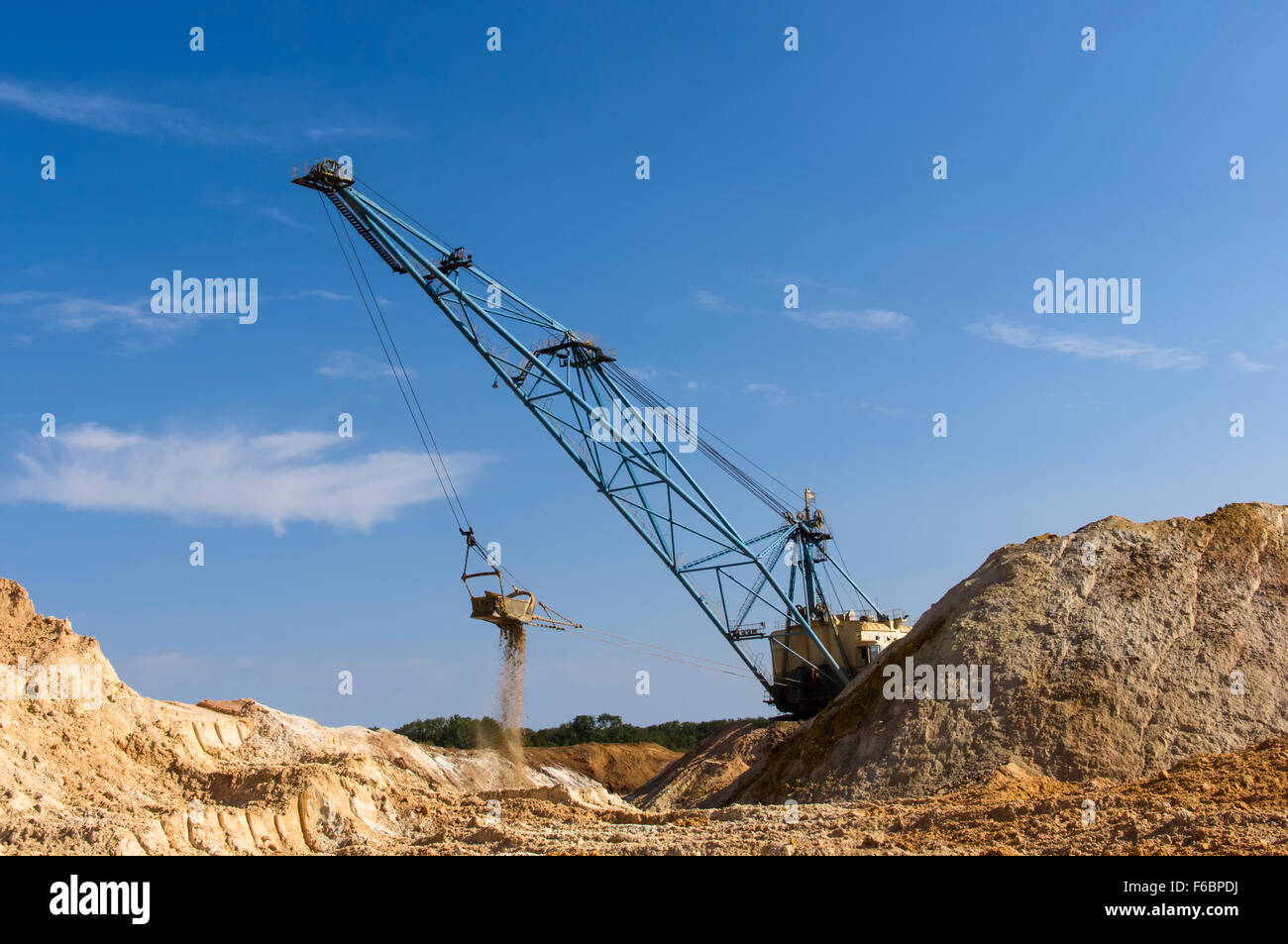 Il grande cucchiaia escavatore dragline argilla di scavo sul cielo blu sullo sfondo Foto Stock