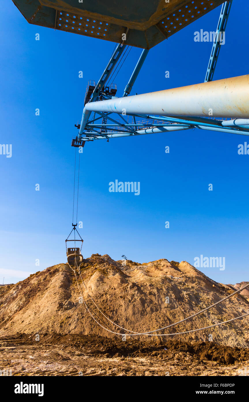 Il grande cucchiaia escavatore dragline argilla di scavo sul cielo blu sullo sfondo Foto Stock