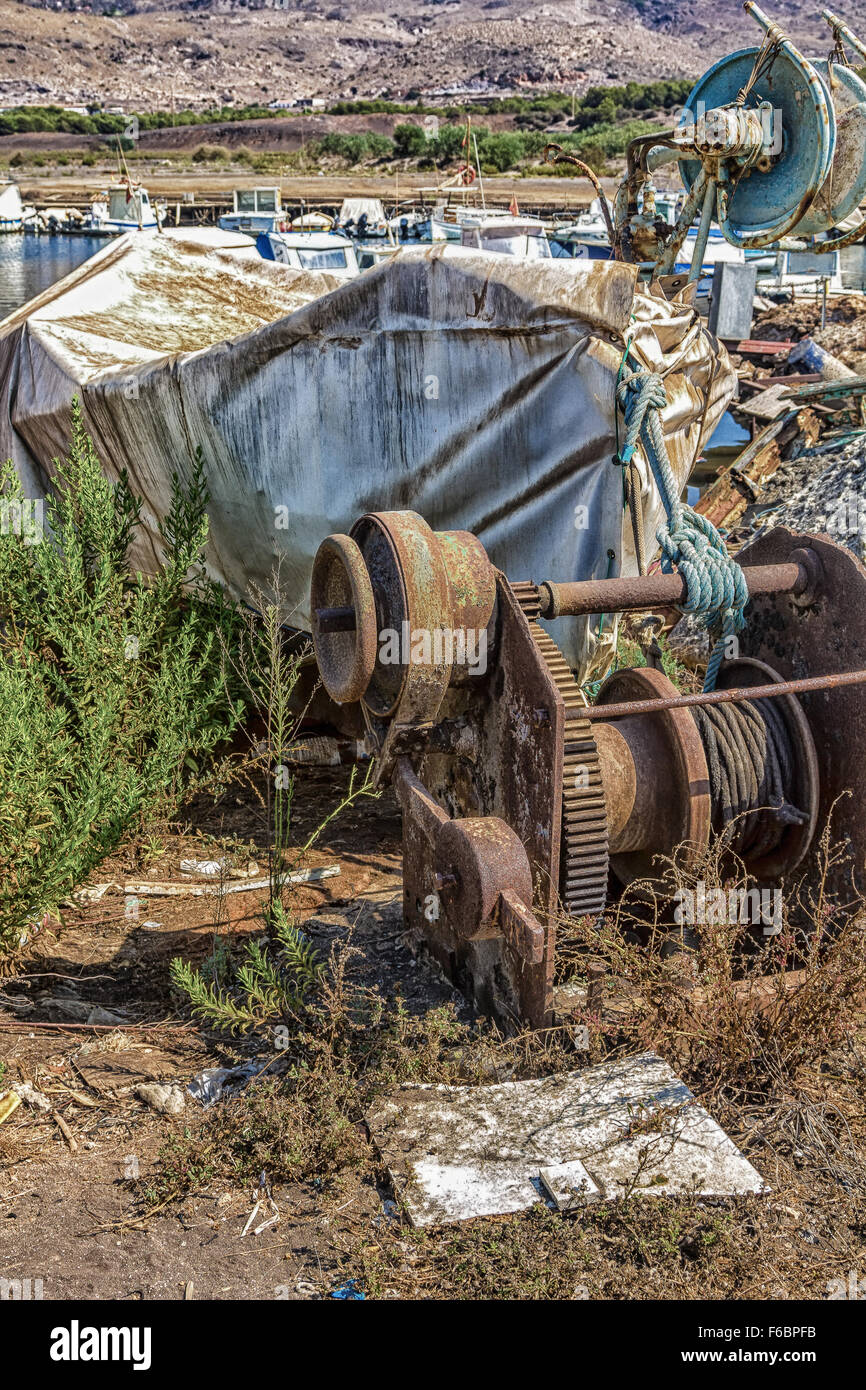 Vecchio arrugginito e macchinari abbandonati per rimuovere Imbarcazioni da mare Foto Stock