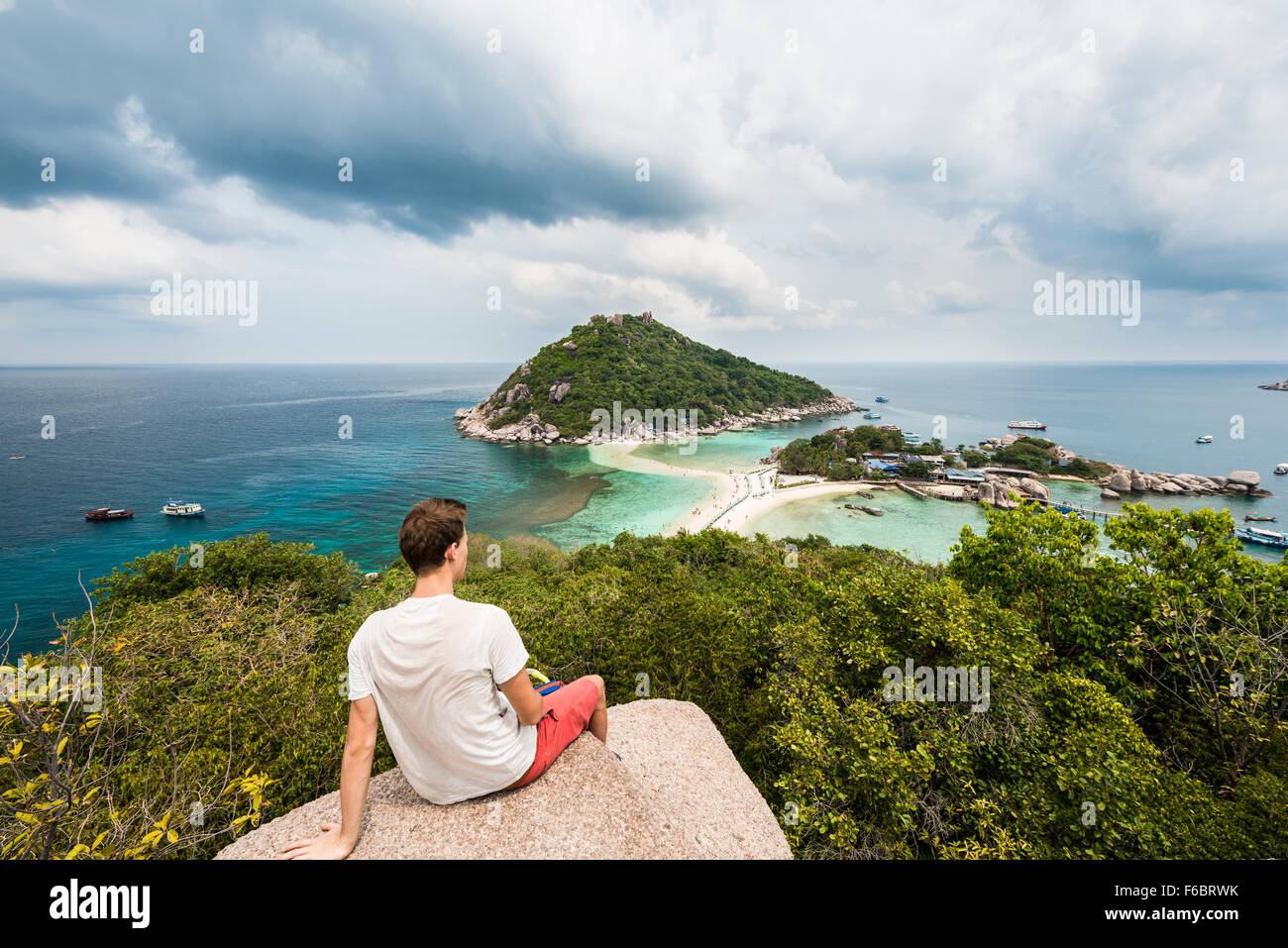 Giovane uomo che guarda verso Koh Nang Yuan, anche Nangyuan, Koh Tao, Golfo di Thailandia, Tailandia Foto Stock