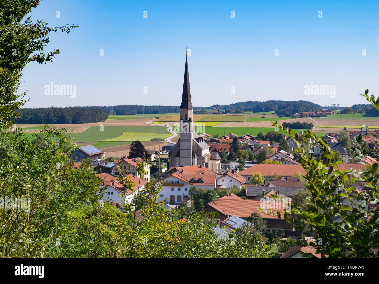 Vista dal calvario verso Palling, Rupertiwinkel, Alta Baviera, Baviera, Germania Foto Stock