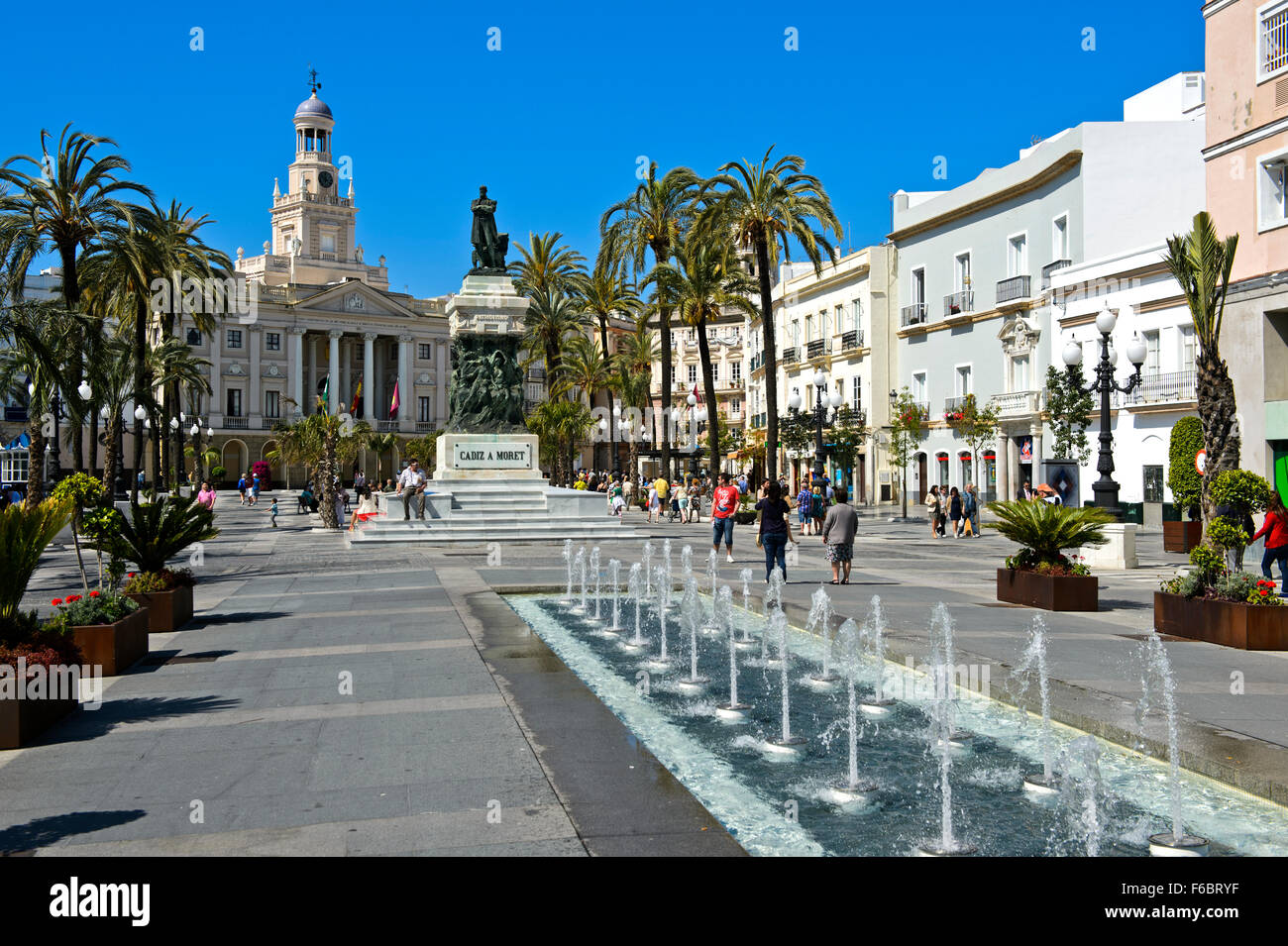 San Juan de Dios Square, la hall e il monumento a Segismundo Moret, Cádiz, Andalucía, Spagna Foto Stock