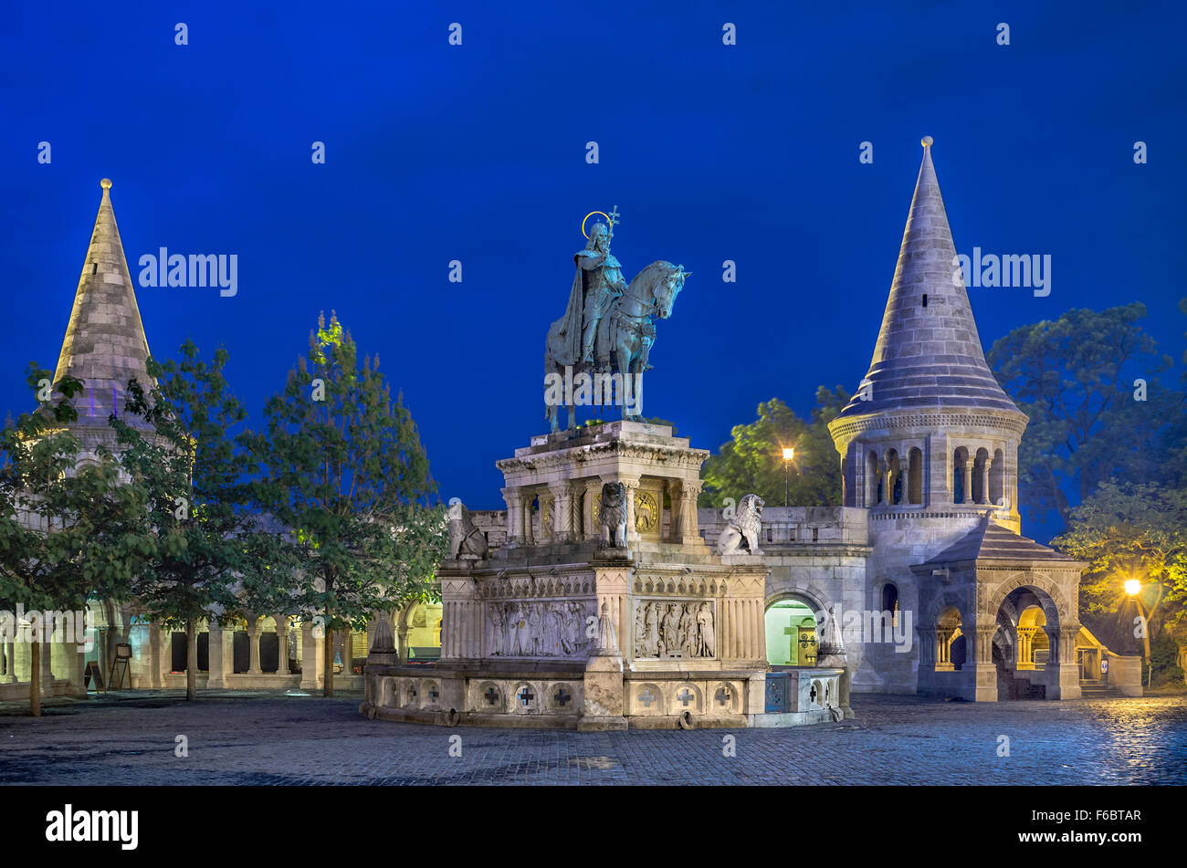 Ungheria, Budapest, statua del re Santo Stefano al bastione dei pescatori. Foto Stock