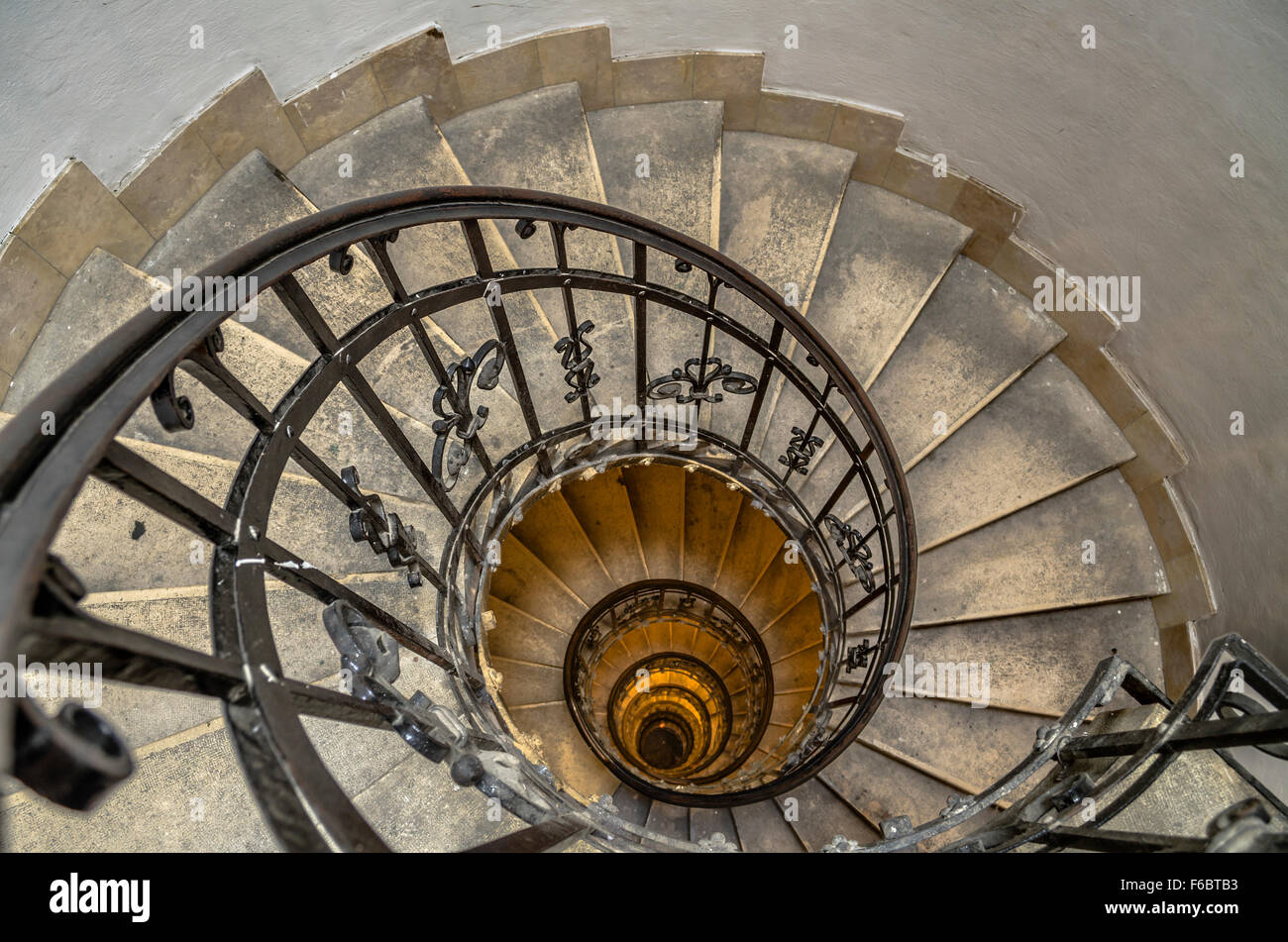 Scala di Saint Stephen Basilica di Budapest in Ungheria. Prese con ISO elevata nel buio non illuminato posto. Foto Stock
