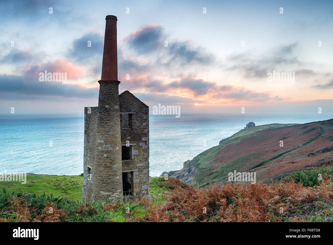 Wheal prosperare miniera di stagno a Rinsey sulla costa della Cornovaglia Foto Stock