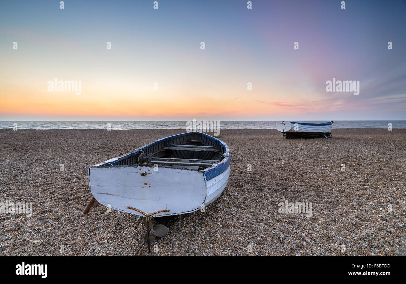 Barche di pescatori sulla spiaggia di Aldeburgh sulla costa di Suffolk Foto Stock