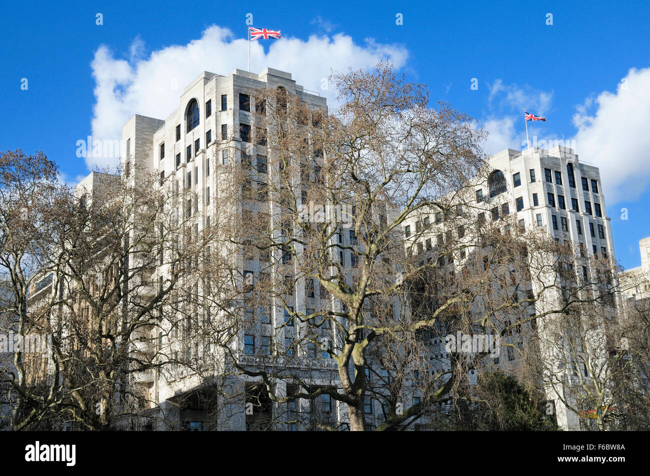 La Adelphi Palazzo visto da Victoria Embankment Gardens, Charing Cross a Londra, Inghilterra, Regno Unito Foto Stock