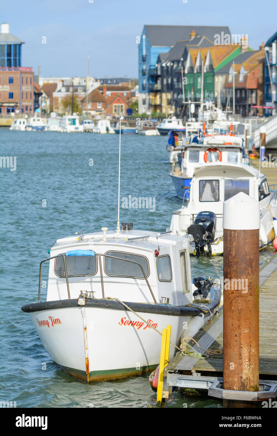 Barche ormeggiate fino sul fiume Arun a Littlehampton, West Sussex, in Inghilterra, Regno Unito. Foto Stock