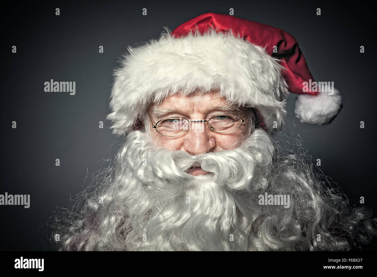 Babbo Natale classico ritratto su sfondo grigio Foto Stock