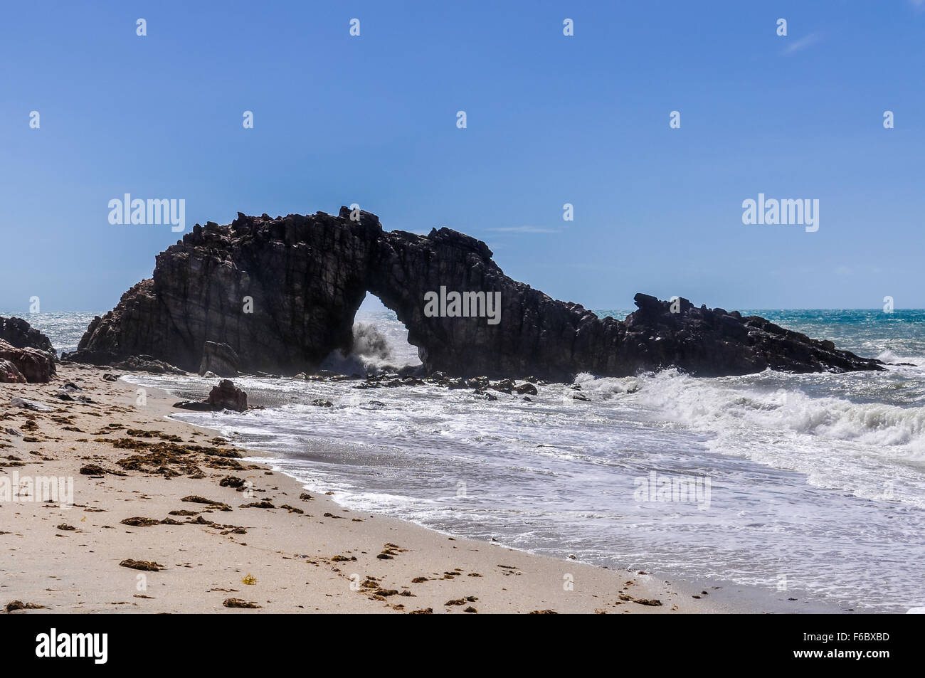 Pedra Furada isolato villaggio costiero di Jericoacoara, Brasile Foto Stock