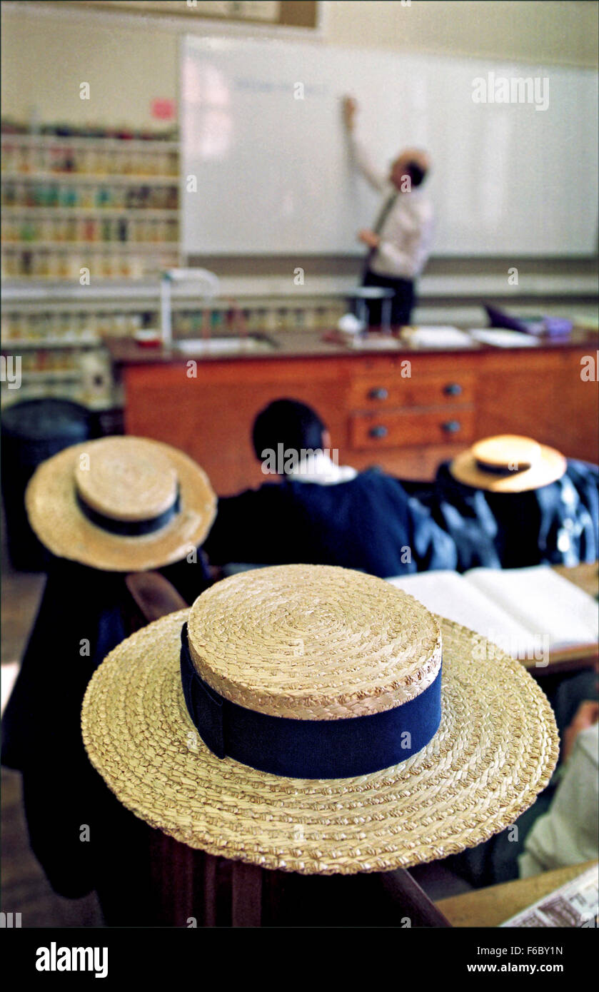 In base educativa immagine con tarditional paglia navigante in aula scenario.. Foto Stock
