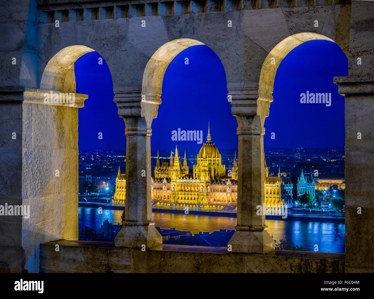 Il Parlamento dal Bastione dei pescatori al tramonto. Vista sulla città e sul fiume Danubio. Budapest, Ungheria Foto Stock