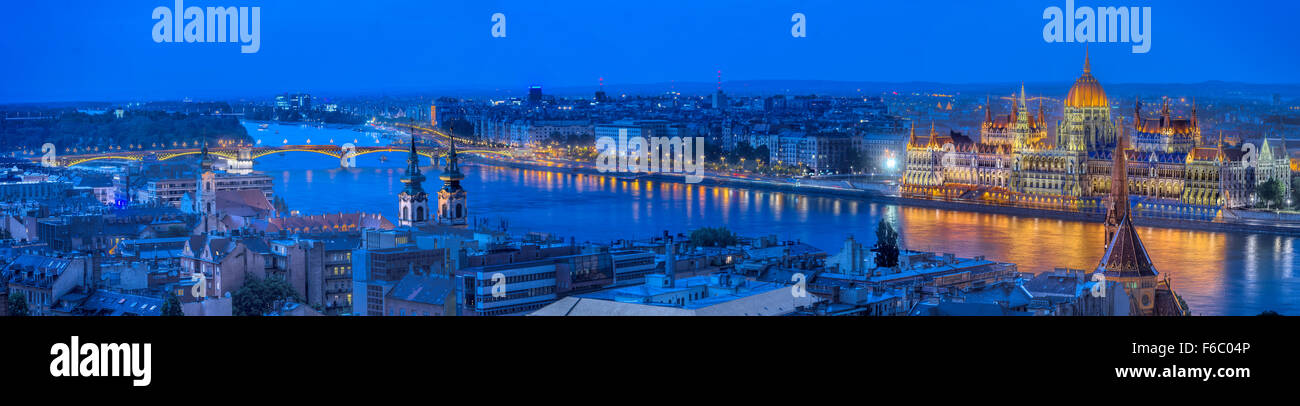 Ungheria, Budapest, il Palazzo del Parlamento e il fiume Danubio Foto Stock