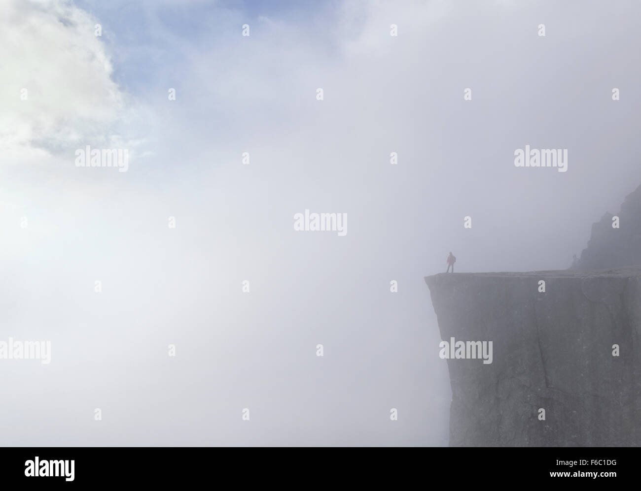 Norvegia, Prekestolen, Escursionista sul bordo della scogliera Foto Stock