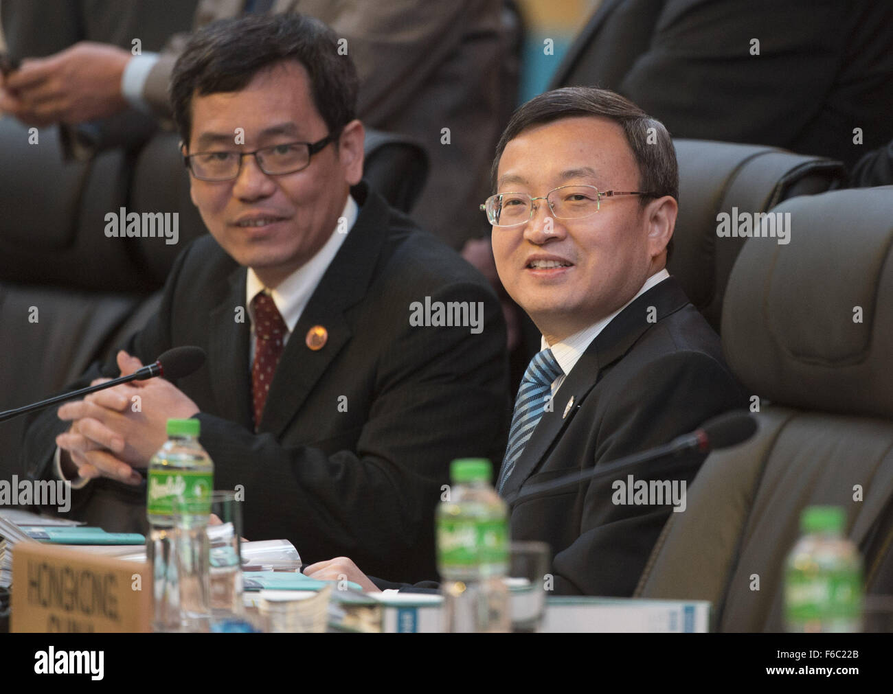 Manila, Filippine. Xvi Nov, 2015. Il cinese il Vice Ministro del commercio Wang Shouwen (R) assiste la cooperazione economica Asia-Pacifico (APEC) Riunione ministeriale a Manila nelle Filippine, su nov. 16, 2015. I ministri dell'APEC attribuito importanza alla crescita inclusiva e ha sottolineato il servizio ruolo del settore nel pilotare la crescita economica nella regione. Credito: Lui Siu Wai/Xinhua/Alamy Live News Foto Stock