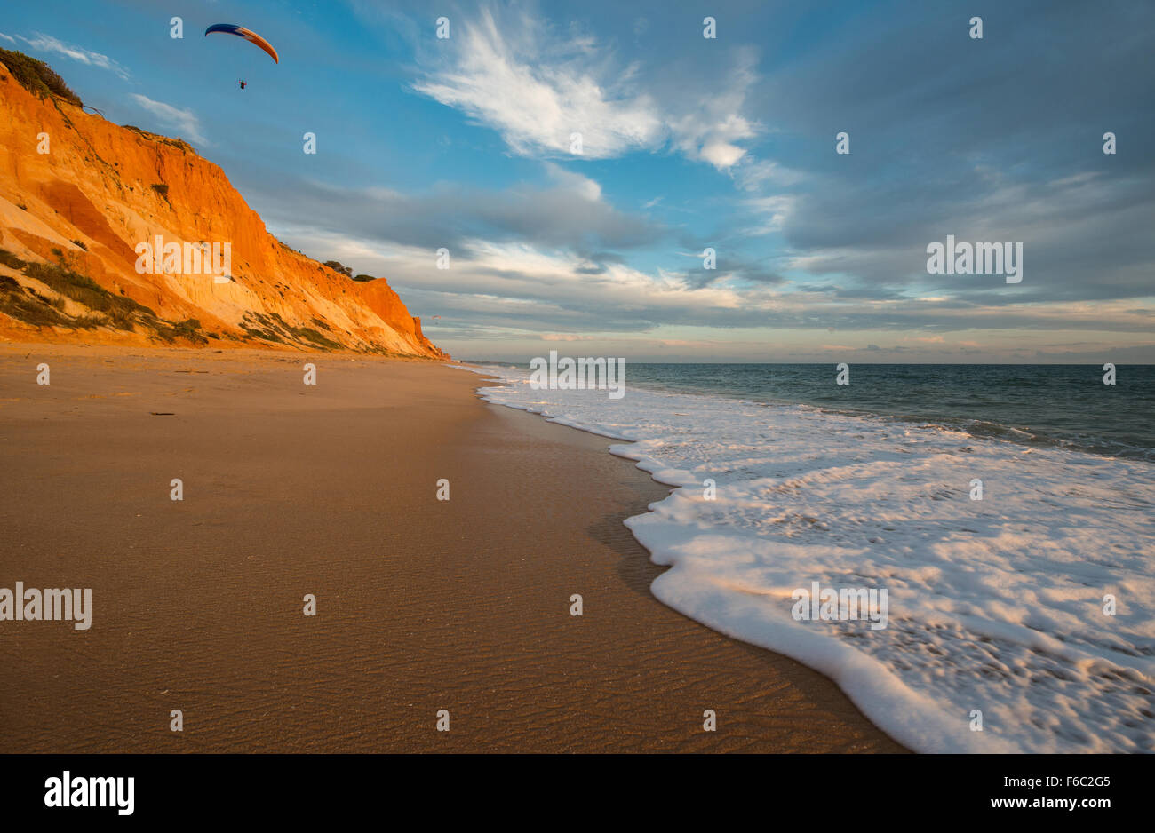 Praia da Falesia, Algarve, PORTOGALLO Foto Stock