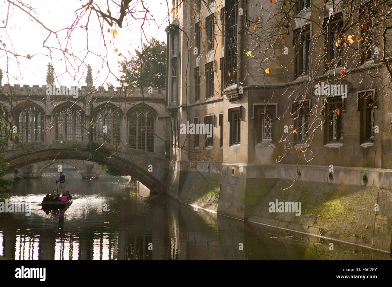 Un punt passa sotto il ponte dei sospiri nella città universitaria di Cambridge, UK. Toursits prendono spesso il tour della città università e qui i visitatori godere delle attrazioni turistiche nel tardo pomeriggio di sole. Foto Stock