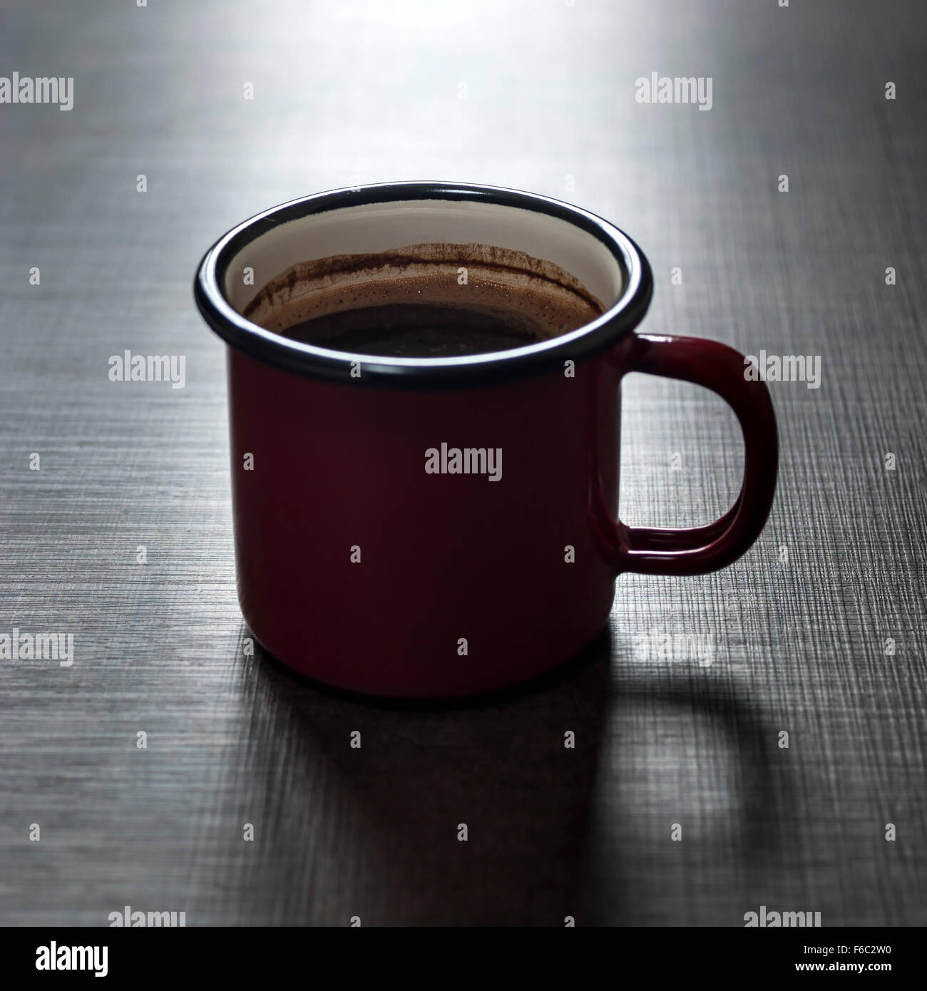 Tazza di caffè su sfondo di legno in stretta fino Foto Stock