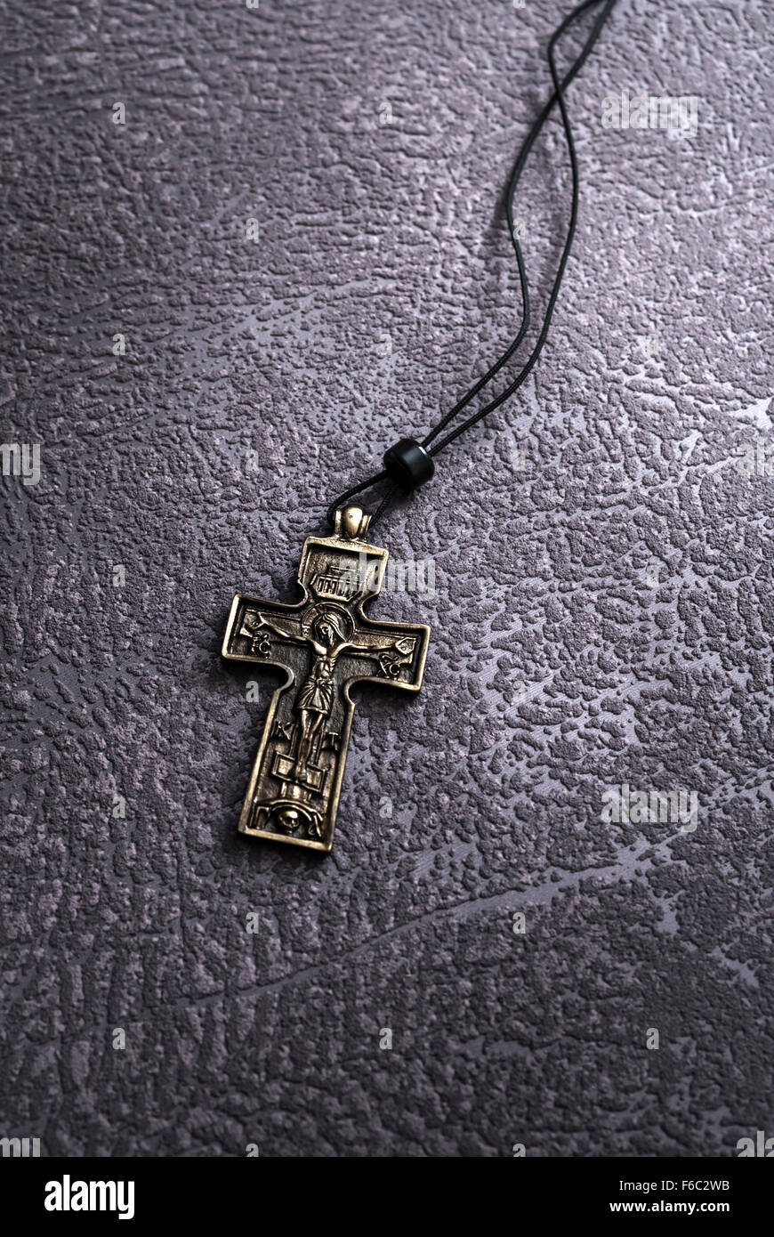 Primo piano della semplice croce cristiana collana, dal di sopra Foto Stock