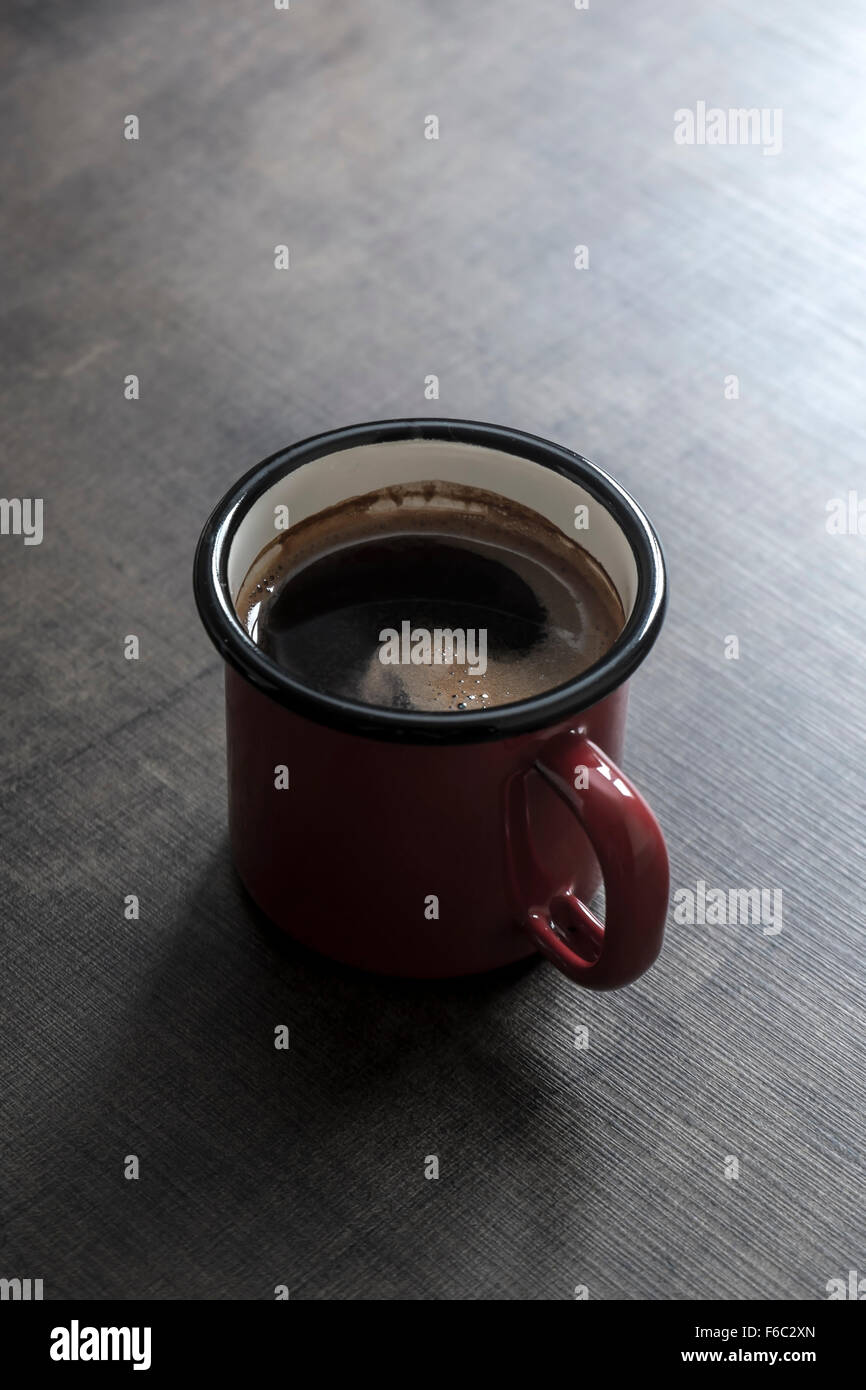 Tazza di caffè su sfondo di legno in stretta fino Foto Stock