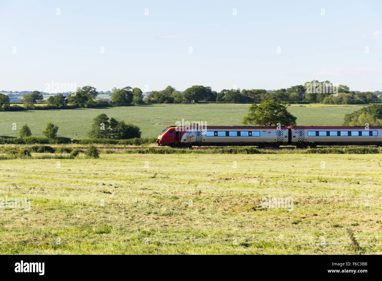 Una classe 221 Vergine Voyager quattro pullman express treno passa pur aperta campagna nei pressi di Beeston, Cheshire in direzione ovest Foto Stock