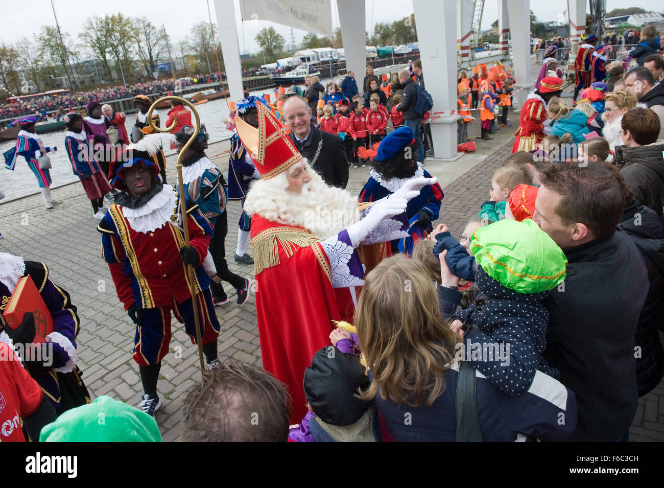 L'olandese Santa Claus chiamata 'Sinterklaas' è il saluto dei bambini dopo la data prevista di arrivo nel porto di barca dalla Spagna Foto Stock