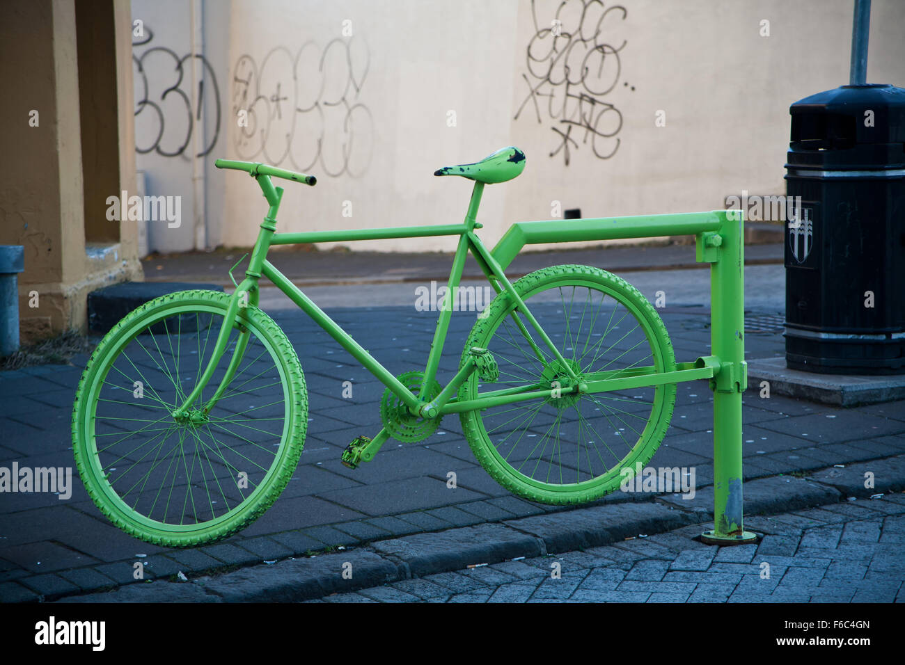 Verniciato di verde il traffico di biciclette / barriera pedonale, Reykjavic, Islanda. Foto Stock